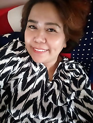 Superb oriental MILF is spreading her hips on pix