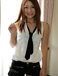 Molten chinese babe does some awesome posing