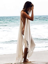 Elegant-looking chinese mistress is spreading her legs for money